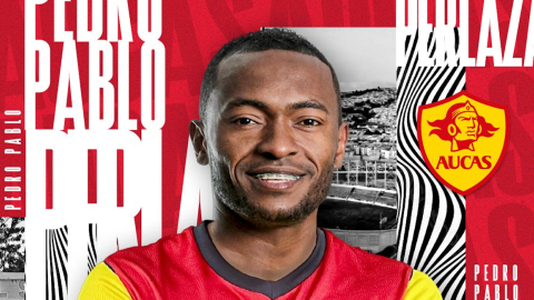 El lateral derecho, Pedro Pablo Perlaza, posa con la camiseta de Aucas tras ser anunciado como nuevo fichaje el 29 de junio de 2022.