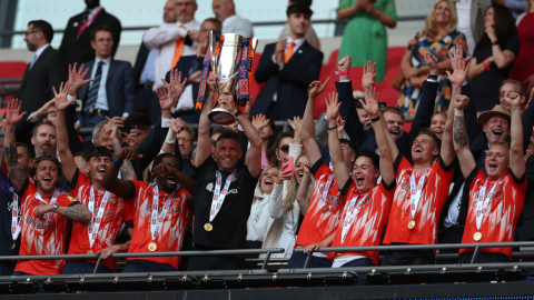 Jugadores del Luton festejan el título de la segunda división y el ascenso a la Premier League, el 27 de mayo de 2023. 