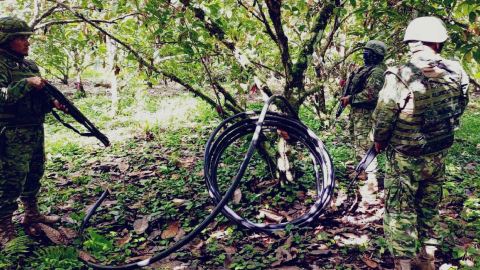 Un equipo de militares halló un acople clandestino a la línea de transporte de combustible de Petroecuador, el 25 de mayo de 2023, en Shushufindi.