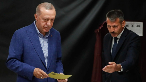 El presidente turco  Recep Tayyip Erdogan vota este 28 de mayo en Estambul.