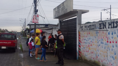 Un policía brinda seguridad en una escuela de Esmeraldas, el 16 de enero de 2023.