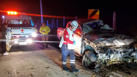 Funcionarios de organismos de rescate observan un auto chocado, el 27 de mayo de 2023.