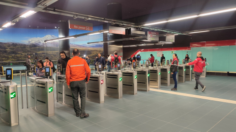 Pasajeros en el Metro de Quito. el 17 de abril de 2023.