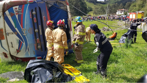 El bus accidentado en el sector de Cumbe, en Cuenca, el 29 de mayo de 2023. 