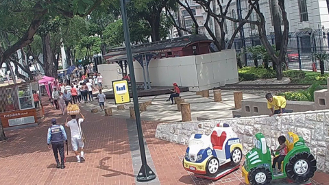 Imagen de un guardia municipal escoltando a un vendedor informal el 26 de mayo de 2023, en el Malecón Simón Bolívar, de Guayaquil.