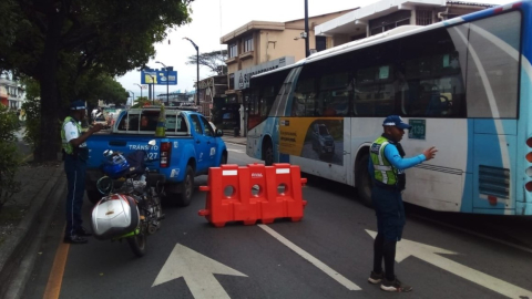 Obras de bacheo en la avenida Plaza Dañín provocaron embotellamientos en el norte de Guayaquil. 