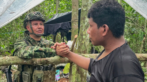 El padre de los cuatro niños desaparecidos, Manuel Ranoque, saluda con un militar este 24 de mayo de 2023.