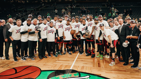 Los jugadores del Miami Heat festejan su pase a las Finales de la NBA, el lunes 29 de mayo de 2023.