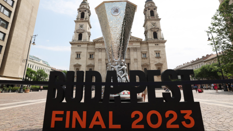 El trofeo de la Europa League exhibido en Budapest, el 30 de mayo de 2023.