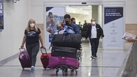 Imagen referencial de pasajeros con su equipaje en el Aeropuerto de Guayaquil, en septiembre de 2020. 