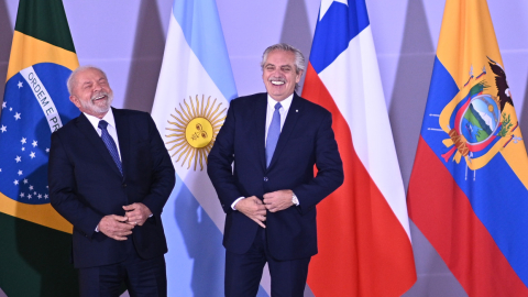 El presidente de Brasil, Lula da Silva, habla con el presidente de Argentina, Alberto Fernández, durante la cumbre suramericana el 30 de mayo de 2023, en Brasilia.