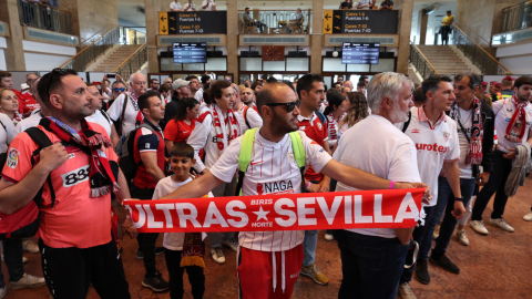 Hinchas del Sevilla arriban al aeropuerto de Budapest, en Hungría, el 31 de mayo de 2023.