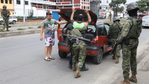 Militares ejecutan una requisa en Durán, el 31 de mayo del 2023, en el último día de un estado de excepción en tres zonas de la Costa. 