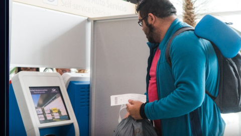 Un pasajero se registra antes de su vuelo en el Aeropuerto Internacional de Guayaquil, el 4 de abril de 2023.