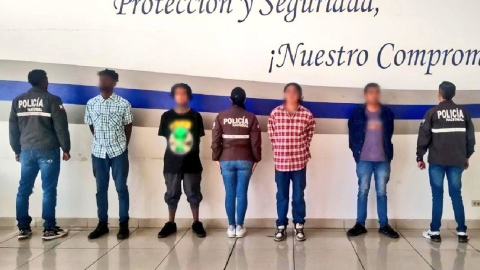 Presuntos integrantes de Los Lobos, detenidos en Quito por la Policía.