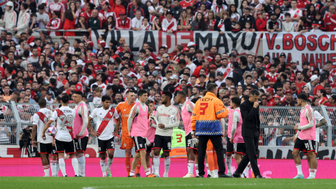 Los jugadores de River, en el estadio Monumental, luego de la suspensión del partido ante Defensa, el 3 de junio de 2023.