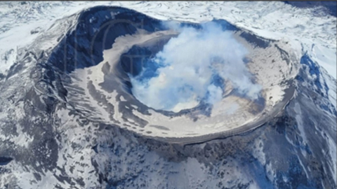 Imagen aérea del cráter del volcán Cotopaxi, difundida el 29 de mayo.