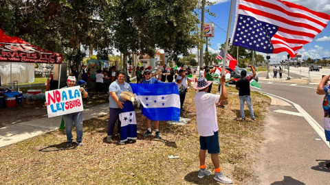 Manifestantes protestan el 4 de junio de 2023 en Tampa, en la costa oeste de Florida.