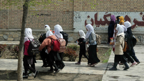 Niñas afganas abandonan su escuela por un día en Kabul, Afganistán, el 5 de junio de 2023. Casi 80 niñas fueron "envenenadas" y hospitalizadas en dos ataques separados contra escuelas primarias en la provincia de Sar-e-Pul, en el norte de Afganistán.