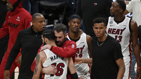 Los jugadores de Miami Heat festejan la victoria ante Denver Nugetts, en el segundo partido de las Finales de la NBA, el 4 de junio de 2023. 