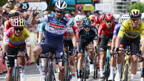 Julian Alaphilippe festeja la victoria en la Etapa 2 del Dauphiné, por delante de Richard Carapaz, el 5 de junio de 2023. 