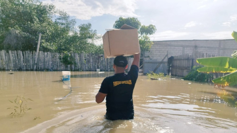 Personal militar en labores de ayuda a damnificados en Esmeraldas, el 5 de junio de 2023. 