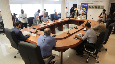 El Ministro del 
Deporte, Sebastián Palacios, junto a las autoridades del COE en una reunión sobre los Juegos Bolivarianos 2025 Guayaquil, el 30 de mayo de 2023.