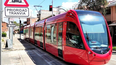 El tranvía de Cuenca en una parada de la calle Mariscal Lamar. 