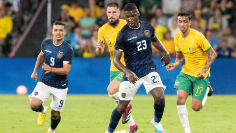 Moisés Caicedo maneja una pelota en un partido amistoso ante Australia, en Sidney.