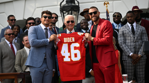 Travis Kelce y Patrick Mahomes le entregan una camiseta al presidente de los Estados Unidos, Joe Biden, durante una celebración para los Chiefs, campeones del Super Bowl 2023, el 5 de junio.