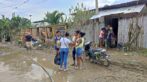 Lodo y escombros en el sector 50 casas, en Esmeraldas, donde se registraron inundaciones el 4 de junio de 2023. 