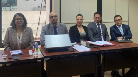 Freddy Carrión (segundo desde la derecha), exdefensor del Pueblo, junto a sus abogados, durante una audiencia en la Corte Nacional de Justicia.