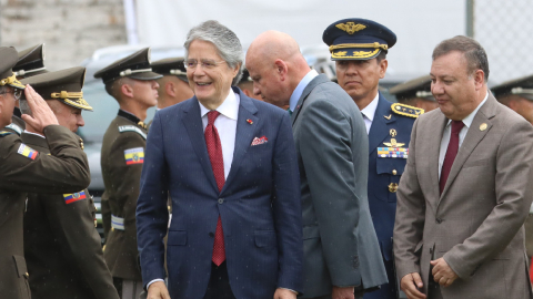 El presidente Guillermo Lasso junto al vicepresidente, Alfredo Borrero, y el ministro Juan Zapata, durante la graduación de nuevos policías, el 6 de junio de 2023, en Rumiñahui.