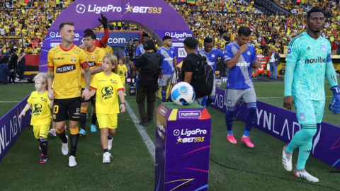 Los jugadores de Barcelona y Emelec saltan a la cancha del estadio Banco Pichincha, en Guayaquil, el 3 de junio de 2023.