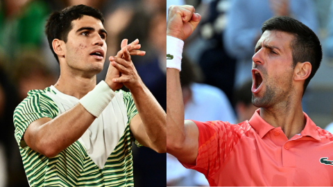 Carlos Alcaraz y Novak Djokovic, durante partidos de Roland Garros en 2023.