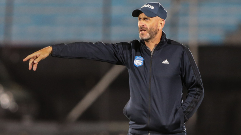 Miguel Rondelli dirigiendo a Emelec en el partido por Copa Sudamericana ante Danubio, el 5 de abril de 2023.