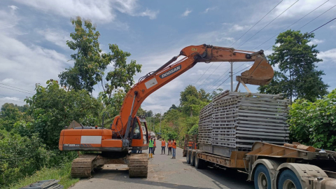 Parte de la estructura del puente tipo bailey, que se colocará en la vía Muisne - Esmeraldas, el 8 de junio de 2023. 