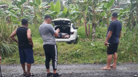 El auto blanco en el que se encontraron tres hombres muertos en Manabí, el 6 de junio de 2023. 