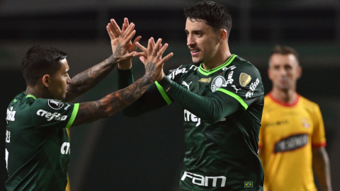 Joaquín Piquerez, de Palmeiras, celebra el gol que le convirtió a Barcelona, el 7 de junio de 2023, en el partido de la Copa Libertadores. 