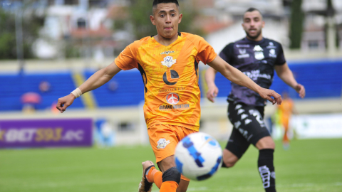 Jugadores de Libertad y Técnico Universitario disputan un balón durante la Fecha 14 de la LigaPro, el 10 de junio de 2023.