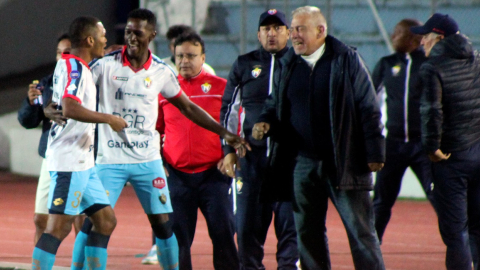 Los jugadores de El Nacional festejan la victoria frente a Deportivo Cuenca con su técnico, Ever Hugo Almeida, el 10 de junio de 2023.