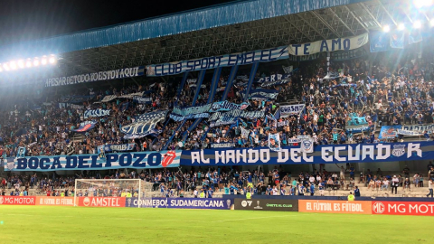 Hinchada del club Emelec, en el estadio de fútbol George Capwell, en Guayaquil, el 7 de junio de 2023. 