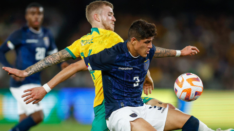 Piero Hincapié cubre una pelota en el partido amistoso entre Ecuador y Australia en Sidney.