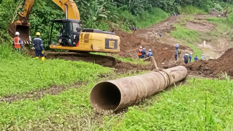 Trabajadores en la zona de Quinindé en que se dañó el poliducto Esmeraldas-Quito.