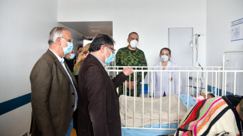 El presidente Gustavo Petro visitó, en el hospital, a los cuatro niños hallados en la selva de Colombia, el 9 de junio de 2023. 