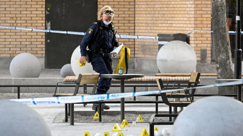 Una agente sueca en la escena del tiroteo en Estocolmo, Suecia.