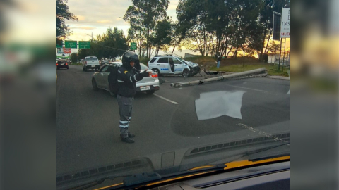 Un patrullero se impactó contra un poste de luz en la avenida Simón Bolívar, el 11 de junio de 2023.