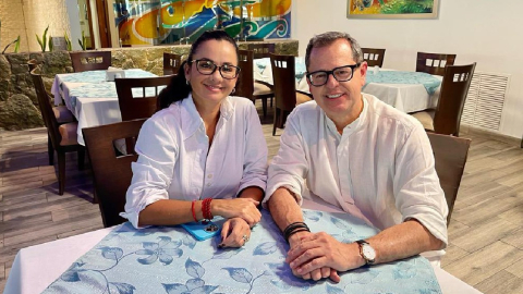 Carlos Rabascall en una reunión con la prefecta del Guayas Marcela Aguiñaga, el 6 de marzo.