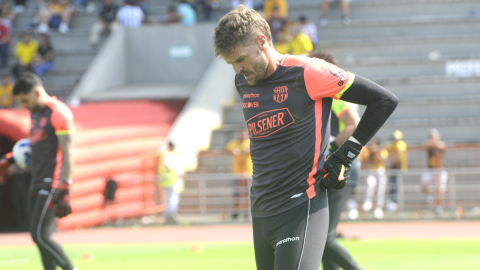 El portero de Barcelona, Javier Burrai, en el entrenamiento previo al encuentro contra Guayaquil City, el 11 de junio de 2023.