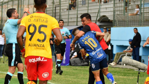 César Farías, DT de Aucas, en el momento que agrede a Brian Oyola, de Delfín, en el partido de la LigaPro, el 12 de junio de 2023. 